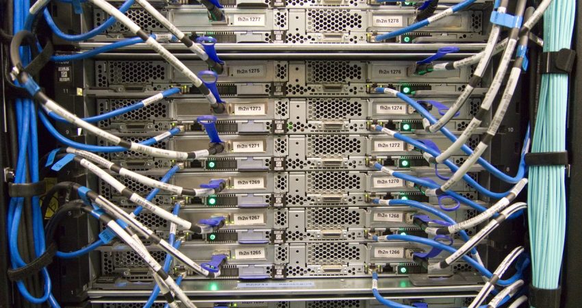 Server mit Netzwerkkabeln
